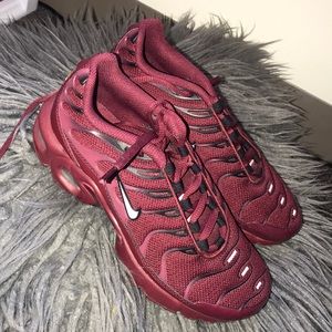 RED NIKE AIR MAX PLUS